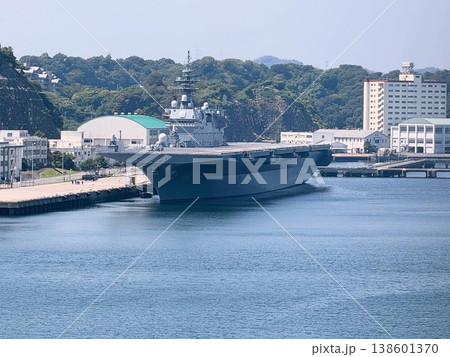 横須賀港に停泊する護衛艦 138601370