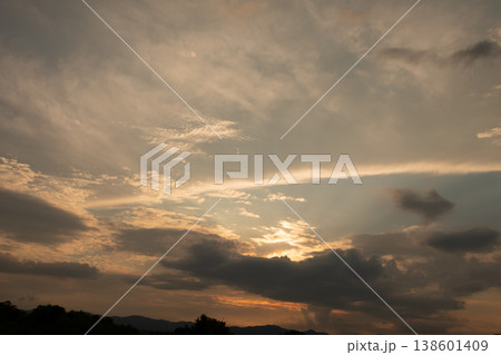 夕日に照らされた美しい夕焼け雲 夕日に照らされた美しい夕焼け雲 138601409