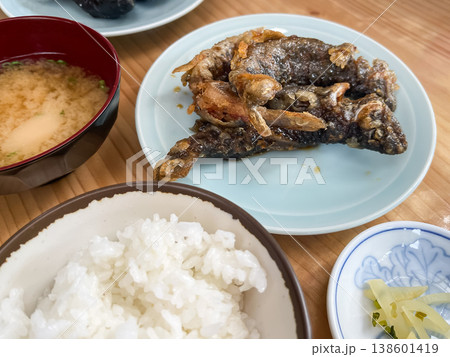 川魚料理とご飯と味噌汁。渓流の女王、アマゴ(ヤマメ)の南蛮漬け。天ぷらにした魚を甘酢タレに漬けた和食 138601419