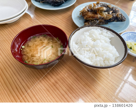 川魚料理とご飯と味噌汁。渓流の女王、アマゴ(ヤマメ)の南蛮漬け。天ぷらにした魚を甘酢タレに漬けた和食 138601420