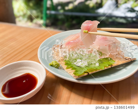 日本の川魚料理。渓流から釣った新鮮なイワナ (岩魚)の刺身。 138601499