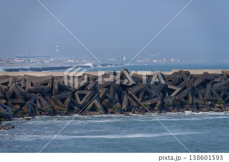 海沿いの堤防と消波ブロックが並ぶ港の風景 138601593