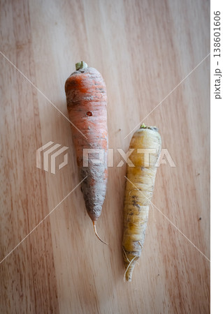 採れたて　新鮮なニンジン 138601606