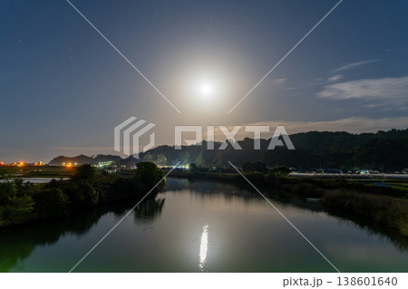 月夜の田園風景 138601640