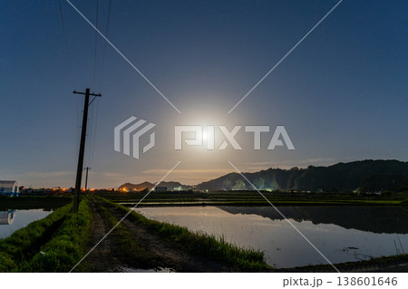 月夜の田園風景 138601646