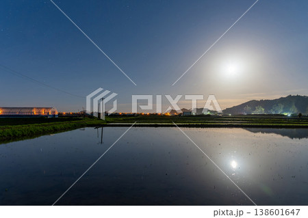 月夜の田園風景 138601647
