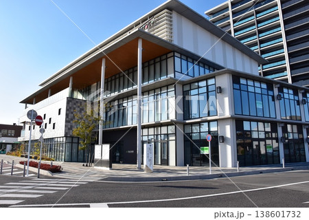 三重県亀山市　亀山駅前のキットテラス（亀山市立図書館）と街並み 138601732