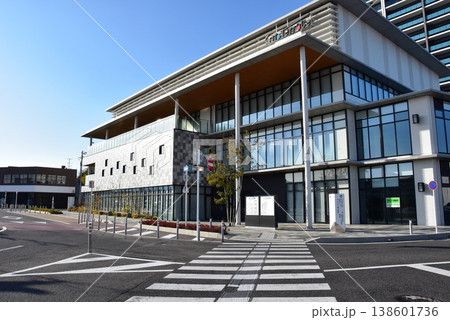 三重県亀山市　亀山駅前のキットテラス（亀山市立図書館）と街並み 138601736