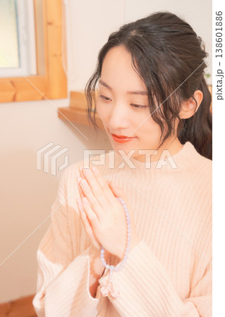 自宅で故人に祈りを捧げる娘(レトロ風) 自宅で故人に祈りを捧げる娘(レトロ風) 138601886