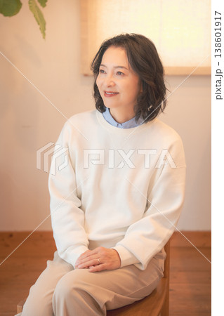 自宅で故人に祈りを捧げた後のミドル女性（レトロ風） 138601917