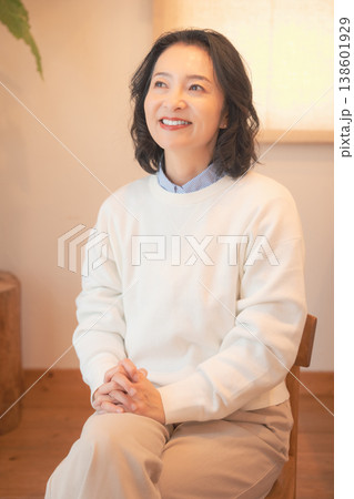 自宅で故人に祈りを捧げた後のミドル女性（レトロ風） 138601929