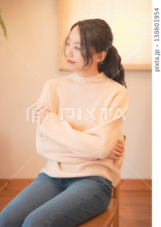 自宅で故人に祈りを捧げる娘(レトロ風) 自宅で故人に祈りを捧げる娘(レトロ風) 138601954