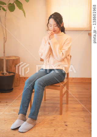 自宅で故人に祈りを捧げる娘(レトロ風) 自宅で故人に祈りを捧げる娘(レトロ風) 138601968