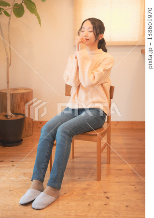 自宅で故人に祈りを捧げる娘(レトロ風) 自宅で故人に祈りを捧げる娘(レトロ風) 138601970