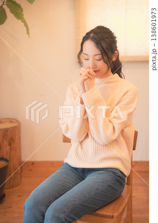 自宅で故人に祈りを捧げる娘(レトロ風) 自宅で故人に祈りを捧げる娘(レトロ風) 138601973