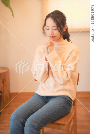 自宅で故人に祈りを捧げる娘(レトロ風) 自宅で故人に祈りを捧げる娘(レトロ風) 138601975