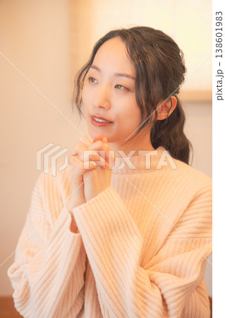自宅で故人に祈りを捧げる娘（レトロ風） 138601983