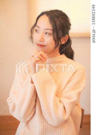自宅で故人に祈りを捧げる娘(レトロ風) 自宅で故人に祈りを捧げる娘(レトロ風) 138602149