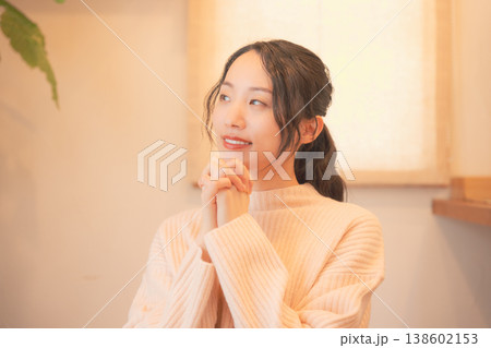 自宅で故人に祈りを捧げる娘(レトロ風) 自宅で故人に祈りを捧げる娘(レトロ風) 138602153