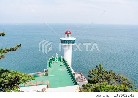 釜山ジオパークの海を望む展望台と彫刻モニュメントの風景 138602243