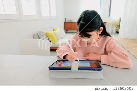 勉強 宿題 タブレット イメージ  138602505