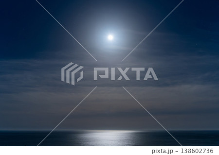月夜の海岸風景 月夜の海岸風景 138602736