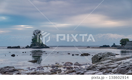 海 孤島 立山連峰 海岸 岩礁 日本海 風景 水平線 雪山 日本の風景 雨晴海岸 観光素材 138602914