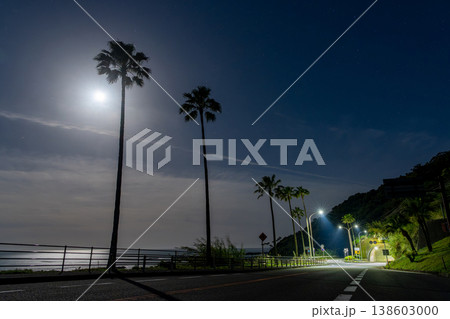 月夜の海岸道路 138603000