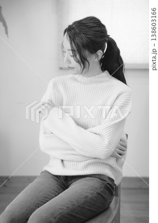 自宅で故人に祈りを捧げる娘(モノクロ) 自宅で故人に祈りを捧げる娘(モノクロ) 138603166