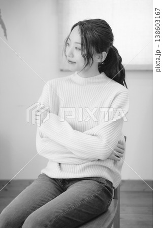 自宅で故人に祈りを捧げる娘(モノクロ) 自宅で故人に祈りを捧げる娘(モノクロ) 138603167