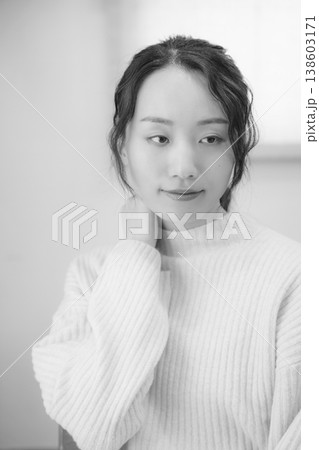 自宅で故人に祈りを捧げる娘（モノクロ） 138603171