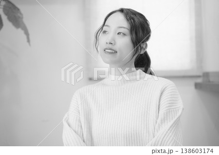 自宅で故人に祈りを捧げる娘(モノクロ) 自宅で故人に祈りを捧げる娘(モノクロ) 138603174