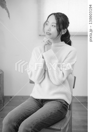 自宅で故人に祈りを捧げる娘(モノクロ) 自宅で故人に祈りを捧げる娘(モノクロ) 138603194