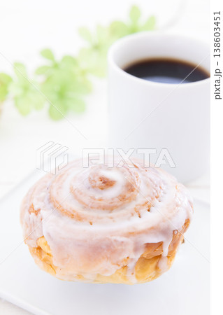 おいしいシナモンロールとコーヒー おいしいシナモンロールとコーヒー 138603451