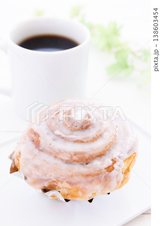 おいしいシナモンロールとコーヒー おいしいシナモンロールとコーヒー 138603454