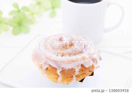 おいしいシナモンロールとコーヒー 138603458