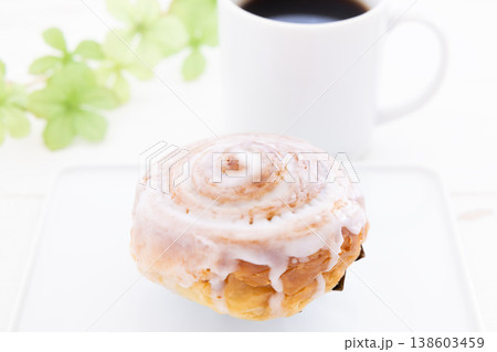 おいしいシナモンロールとコーヒー 138603459