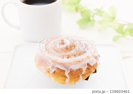 おいしいシナモンロールとコーヒー 138603461