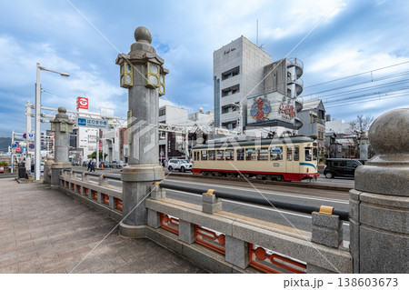 はりまや橋をのんびり走る路面電車 138603673