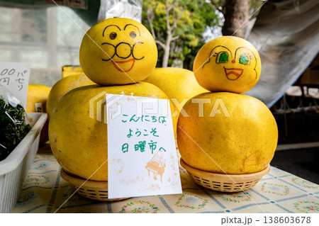 高知日曜市 早朝から笑顔でお客様を迎える看板娘息子 高知日曜市 早朝から笑顔でお客様を迎える看板娘息子 138603678