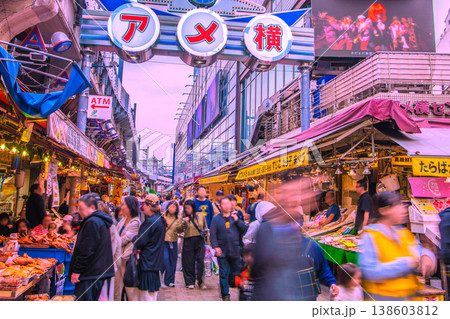 日本の東京都市景観4月6日。インバウンドは続く…外国人観光客らで賑わうアメ横などを望む 138603812