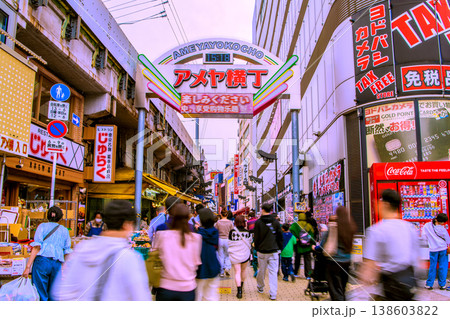 日本の東京都市景観4月6日。インバウンドは続く…外国人観光客らで賑わうアメ横などを望む 日本の東京都市景観4月6日。インバウンドは続く…外国人観光客らで賑わうアメ横などを望む 138603822
