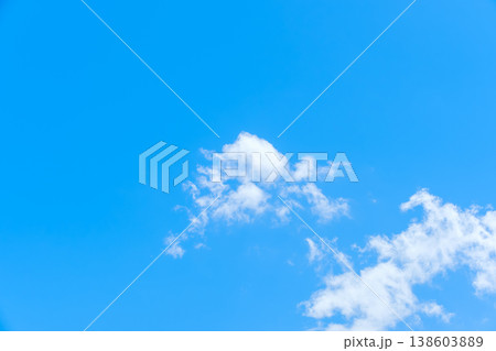 透き通るような夏の青空と白い雲の背景素材 透き通るような夏の青空と白い雲の背景素材 138603889
