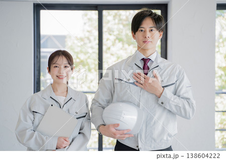 作業着の若い男性と女性 ポートレート 作業着の若い男性と女性 ポートレート 138604222