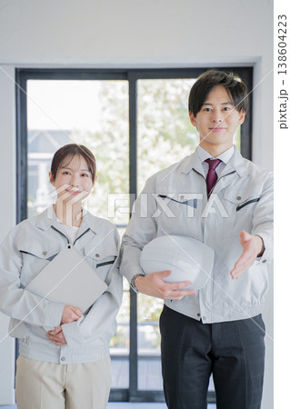 作業着の若い男性と女性 ポートレート 作業着の若い男性と女性 ポートレート 138604223