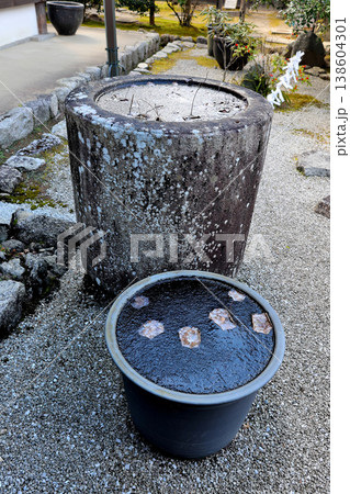 曼殊院 庭 風情 水入れの中は氷が張っている。 曼殊院 庭 風情 水入れの中は氷が張っている。 138604301