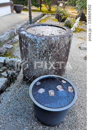 曼殊院　庭　風情　水入れの中は氷が張っている。 138604302