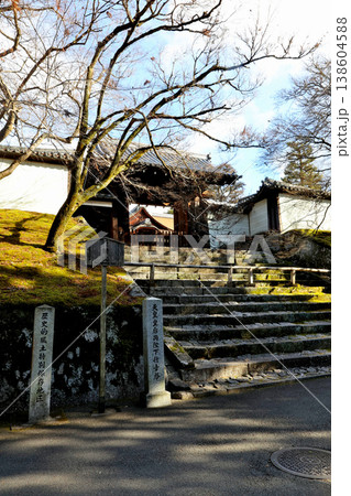 風情ある庭が楽しめる 曼殊院門跡 山門 風情ある庭が楽しめる 曼殊院門跡 山門 138604588