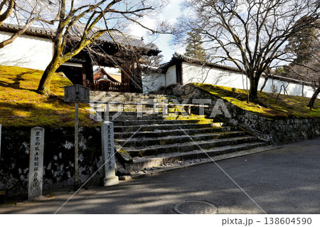 風情ある庭が楽しめる　曼殊院門跡　山門 138604590