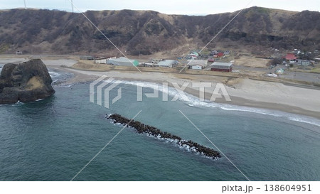 北海道せたな町 三本杉岩と日本海の海岸風景 ドローン空撮 138604951